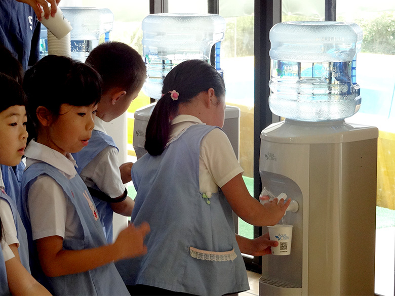 幼稚園での水分補給イベント