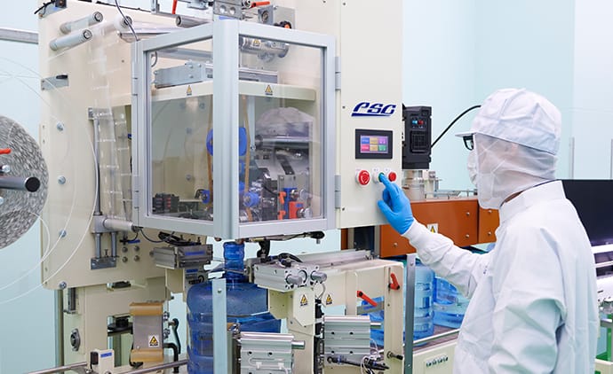 定期的な研修、試験に合格した資格者がプラントで作業しています