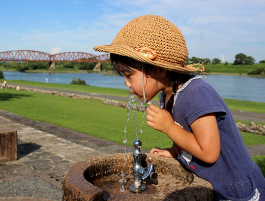 お水の味はなぜ違う おいしい水を見極めるためのポイントとは 水の百科事典 水のある暮らし ウォーターサーバー 宅配水ならお得なアクアクララ 公式