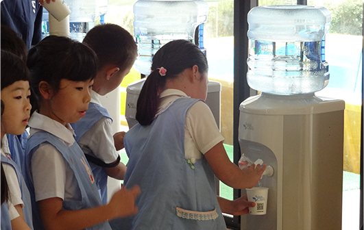 幼稚園での水分補給イベント